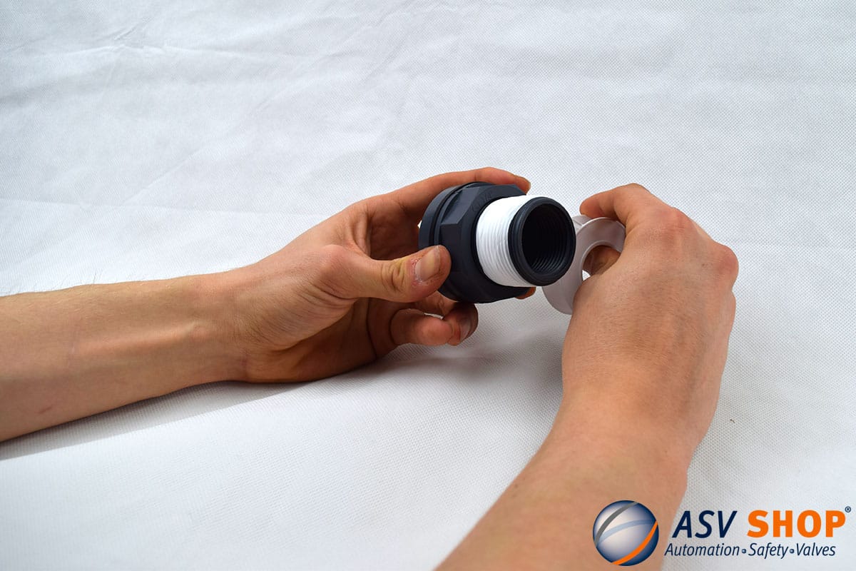 applicazione nastro teflon su raccordo plastica