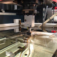 Electrical discharge machining (EDM) impianto Electrical discharge machine
